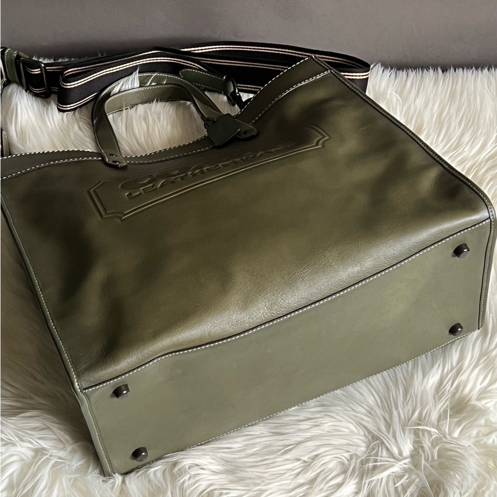 CC097 - Coach Field Tote 40 with Coach Badge - Picture 6 of 13